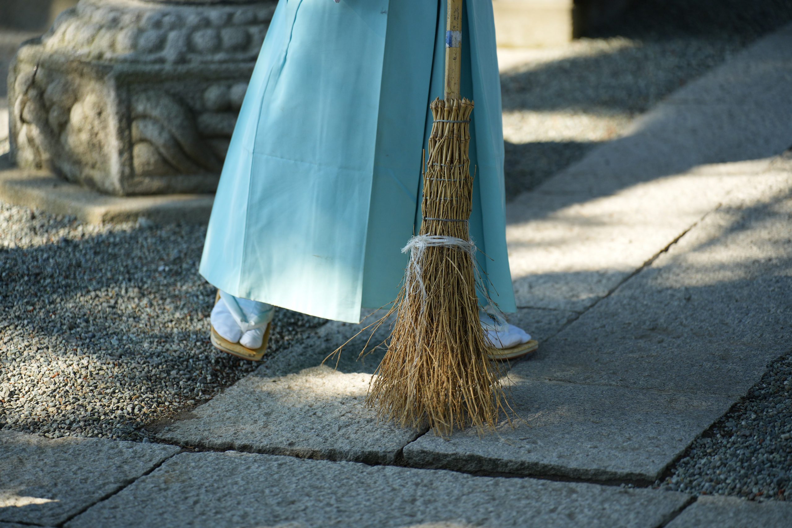 巫女さんが清掃